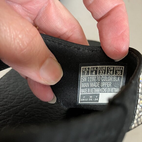 NWOT Skecher Yoga Foam Cali with Rhinestones Sandals Size 7.  New without box. - Picture 5 of 8